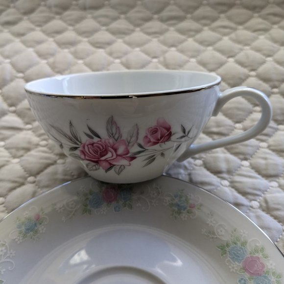 Vintage Mismatched Tea Set for the Next Tea Party - 3 pieces - small flaws - Picture 8 of 11